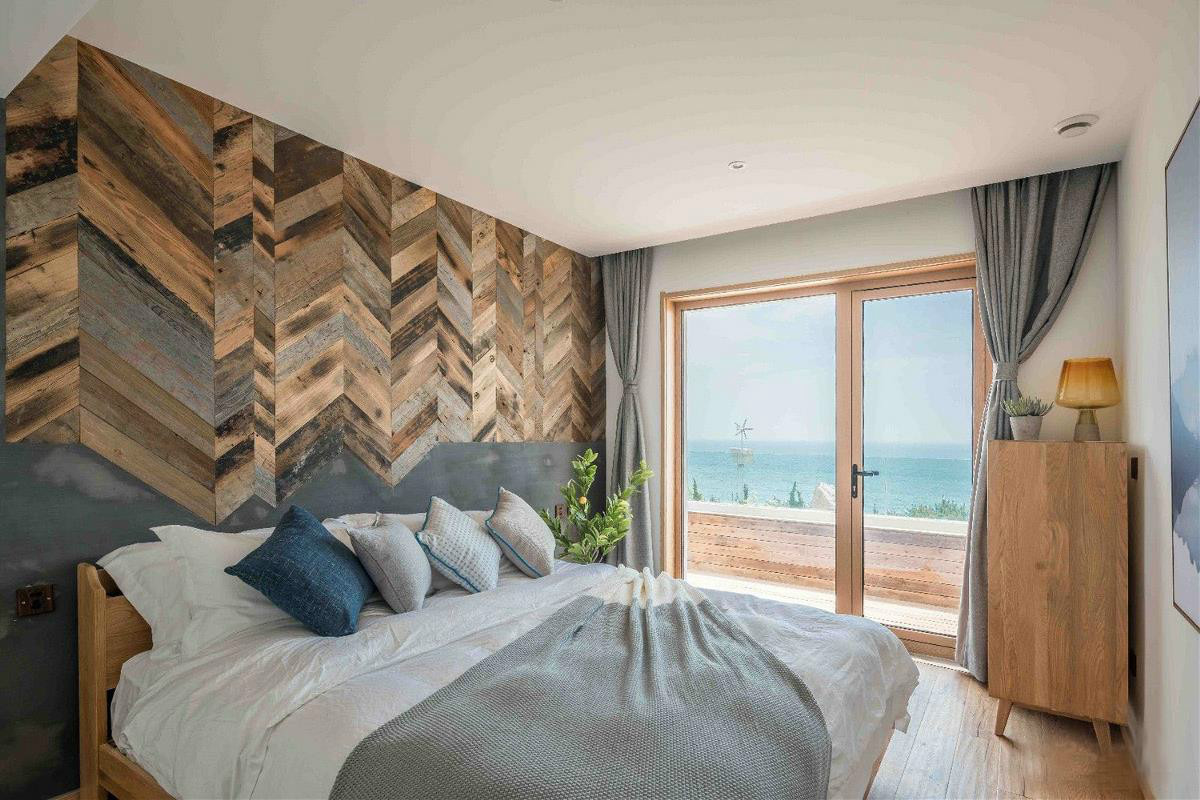 原木風(fēng)情的青島民宿，聽大海的聲音