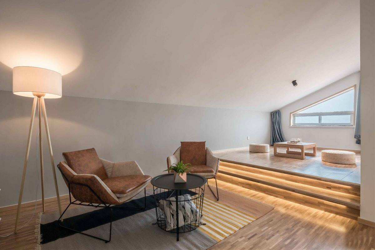 原木風(fēng)情的青島民宿，聽大海的聲音