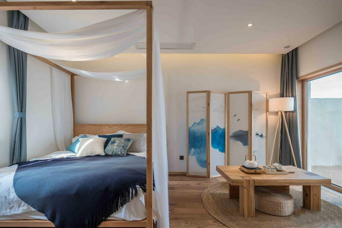 原木風情的青島民宿，聽大海的聲音