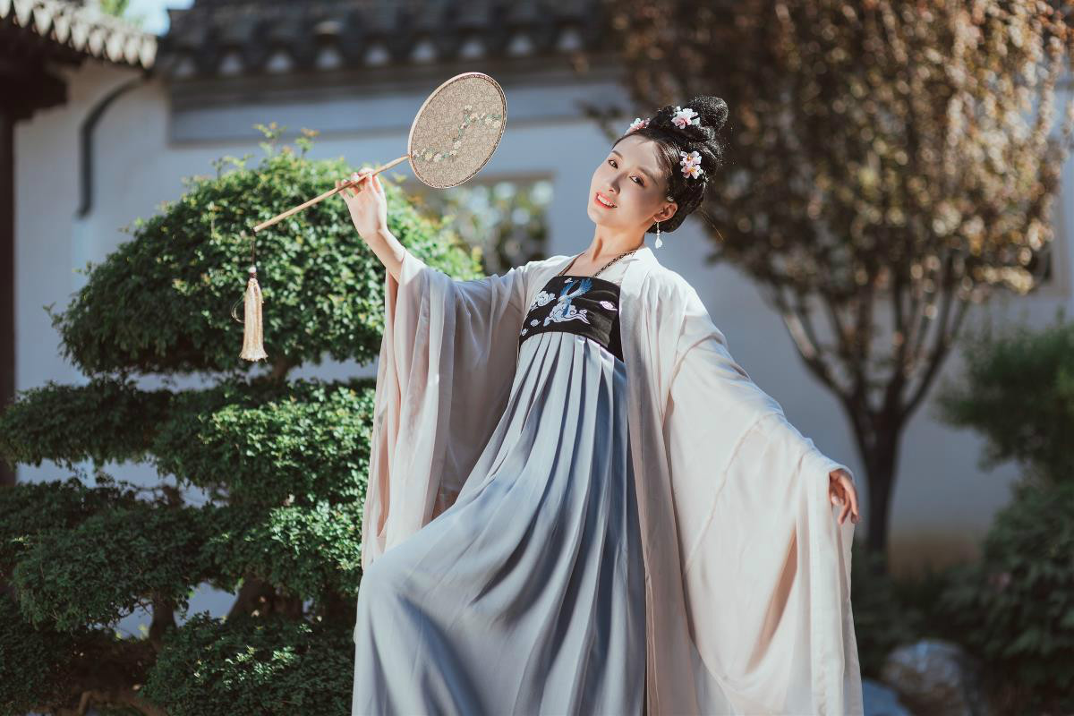 睡美人翩翩起舞古裝女子攝影