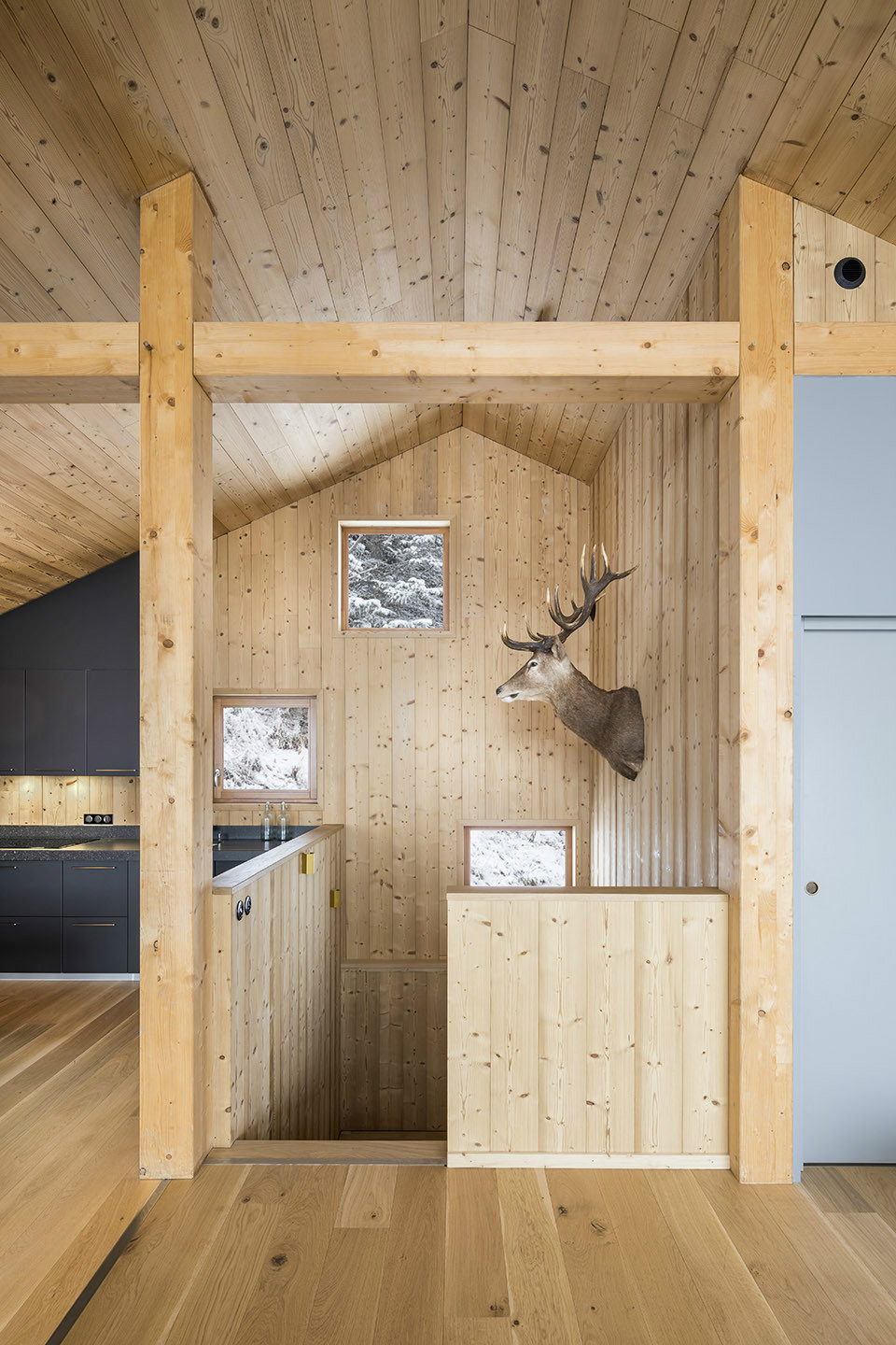 當(dāng)原木遇上雪花別有情調(diào)，雪中木屋設(shè)計(jì)