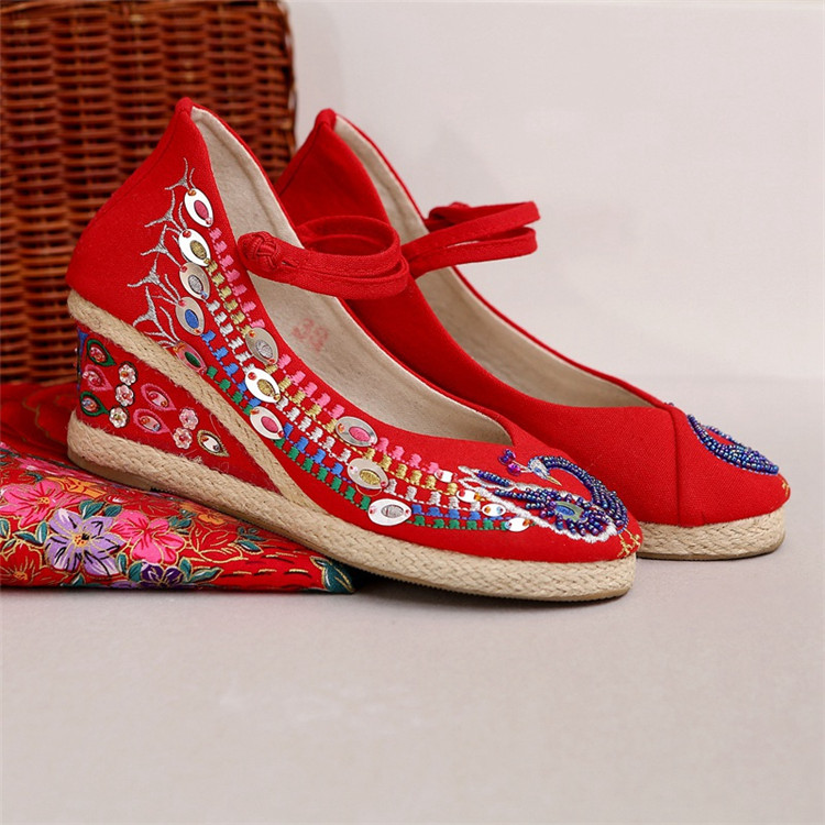 坡跟系帶繡花鞋，中式婚鞋