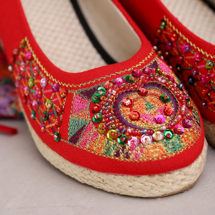 坡跟系帶繡花鞋，中式婚鞋