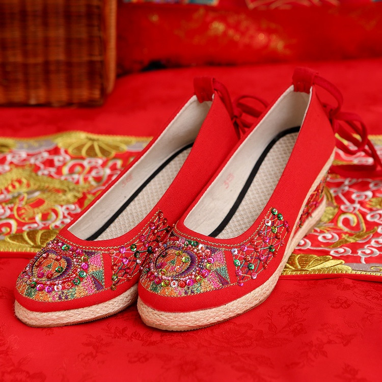 坡跟系帶繡花鞋，中式婚鞋