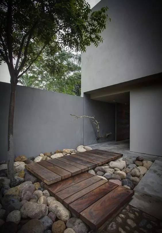 水泥墻樸素寂靜的美，庭院設(shè)計(jì)