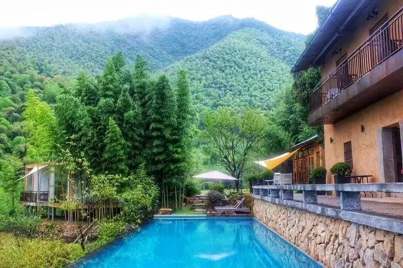 山中傳奇，800米高山無邊泳池