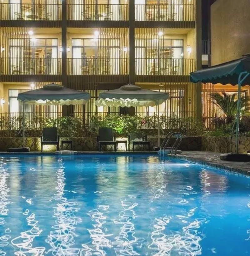 遙遠(yuǎn)的山，庭院里的蔚藍(lán)泳池