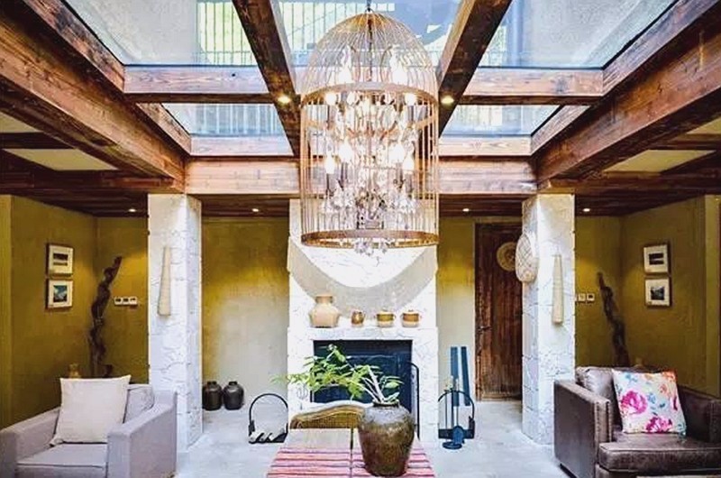 遙遠(yuǎn)的山，庭院里的蔚藍(lán)泳池