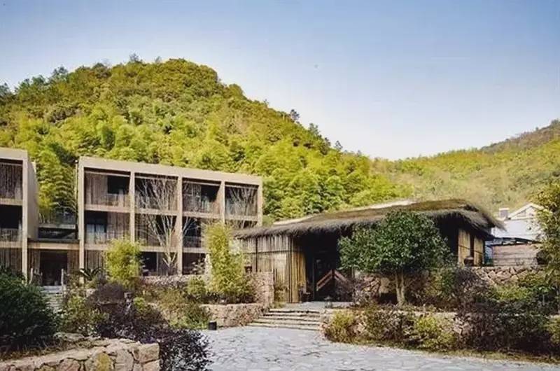 遙遠(yuǎn)的山，庭院里的蔚藍(lán)泳池