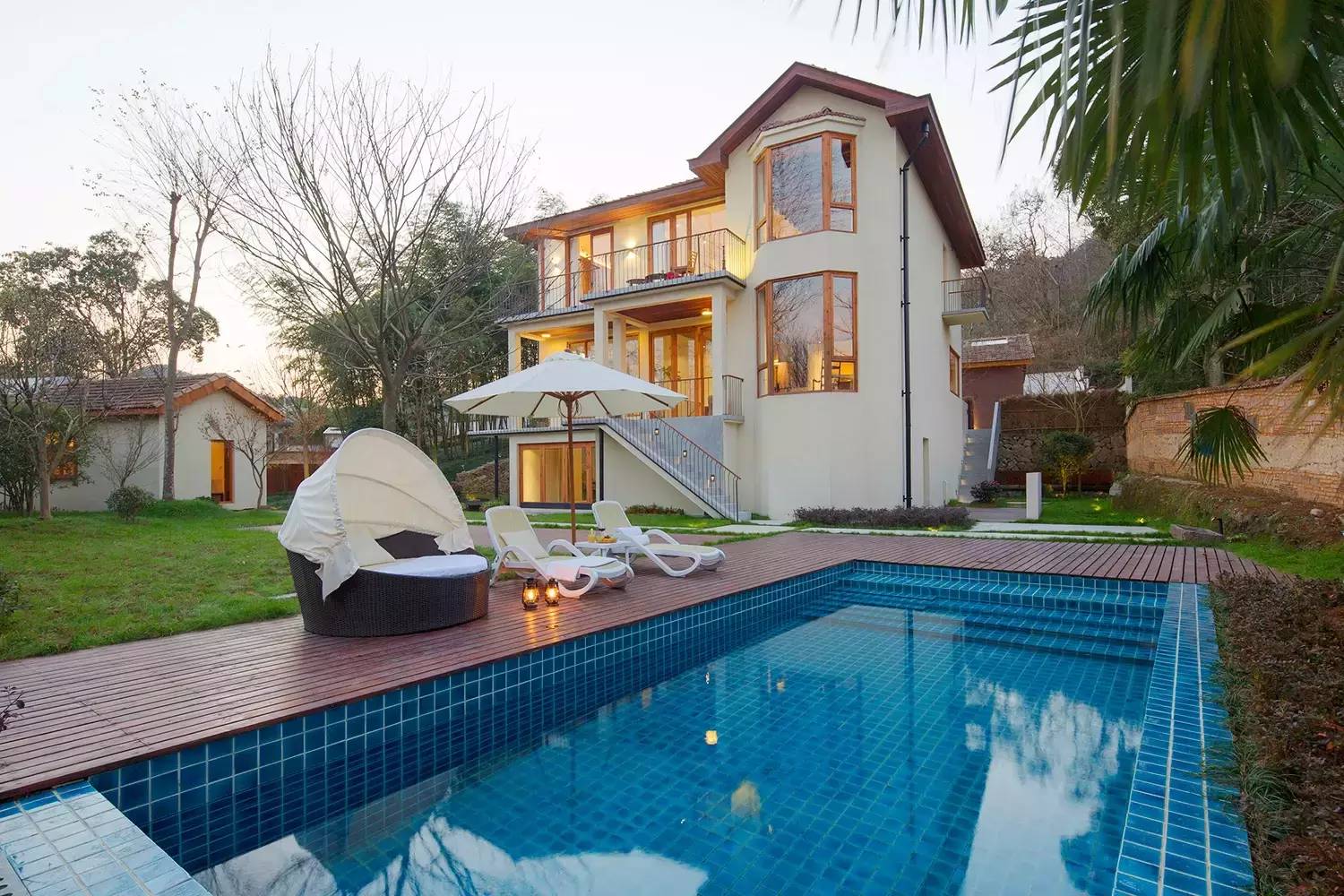 靜廬瀾柵，隱世小墅里一場泳池家庭趴