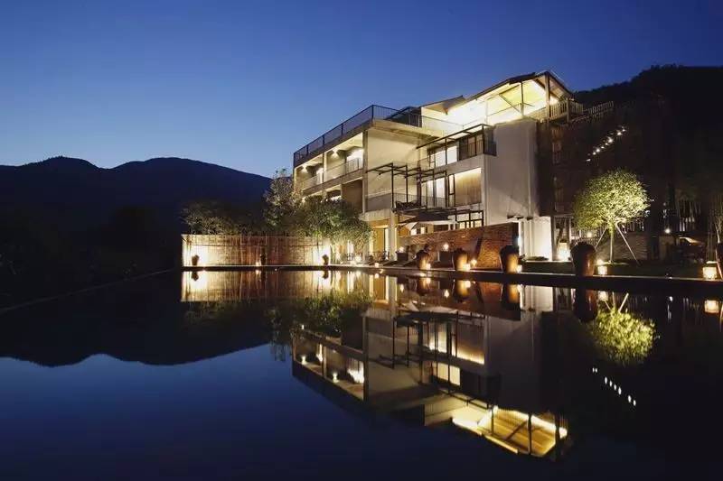 清研民宿，一塊草坪一方泳池