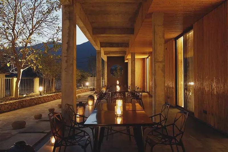 清研民宿，一塊草坪一方泳池