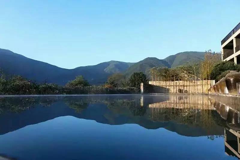 清研民宿，一塊草坪一方泳池