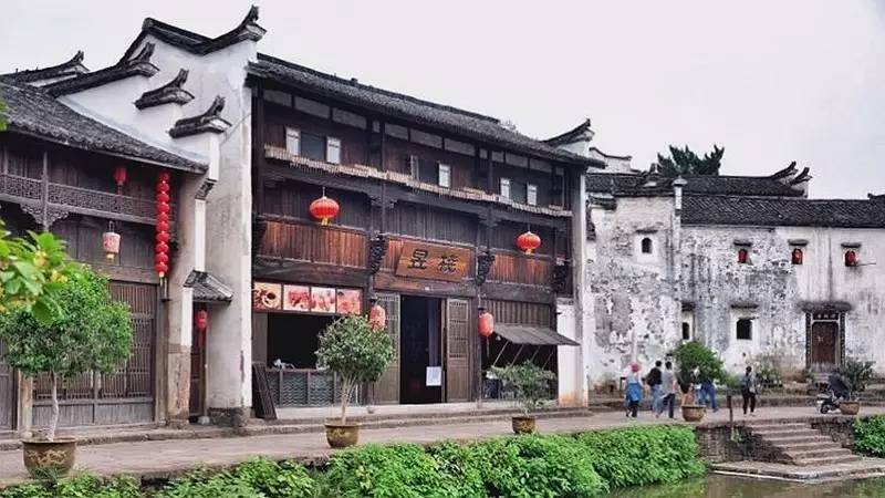 昱棧民宿，百年老宅里的星空泳池