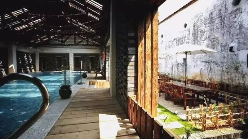 昱棧民宿，百年老宅里的星空泳池