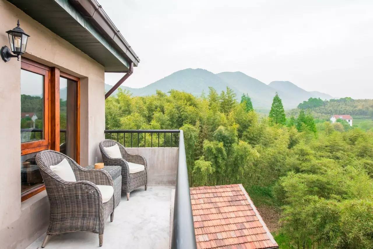 游子山居，推窗見山低頭有水