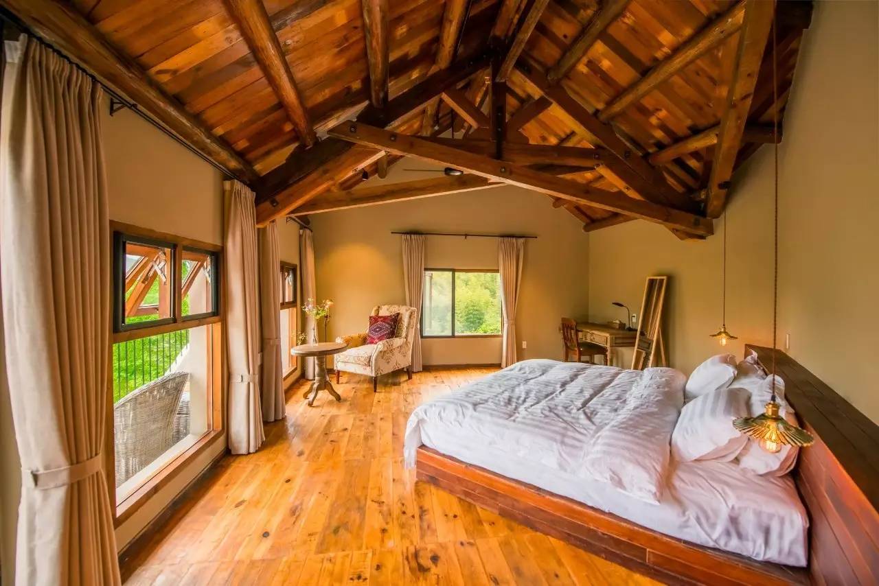 游子山居，推窗見山低頭有水