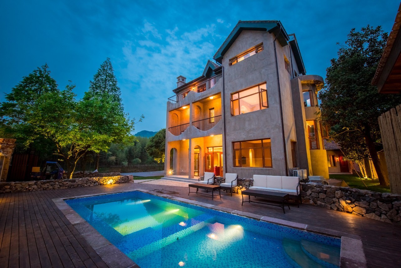 游子山居，推窗見山低頭有水