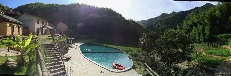 秘境民宿，倒影空寂山谷的一輪明鏡