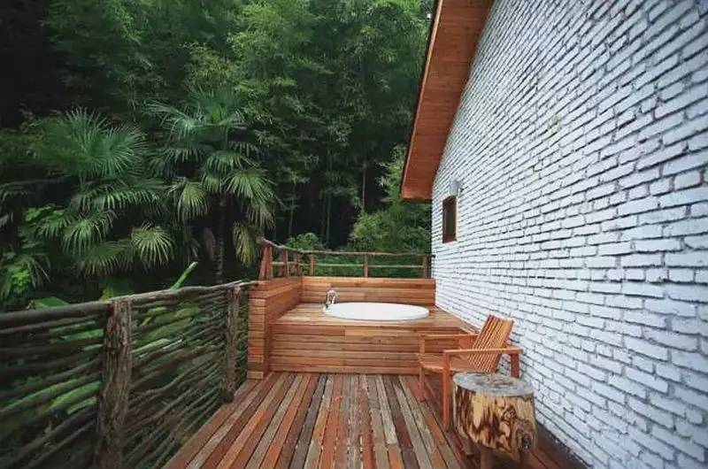 秘境民宿，倒影空寂山谷的一輪明鏡