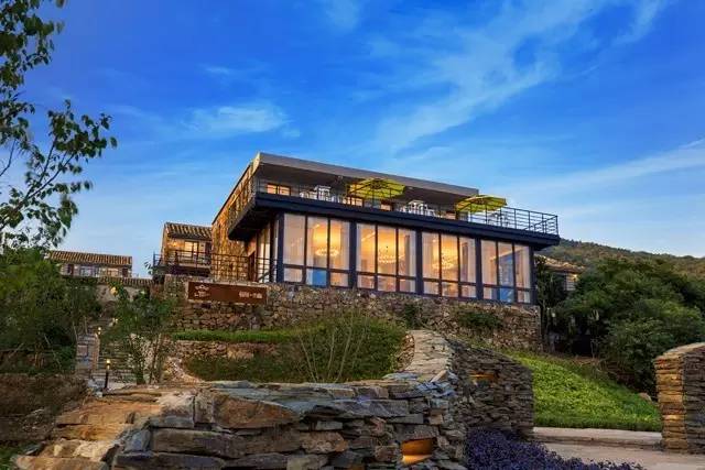 日出三舍，最美海岸線上的海景泳池