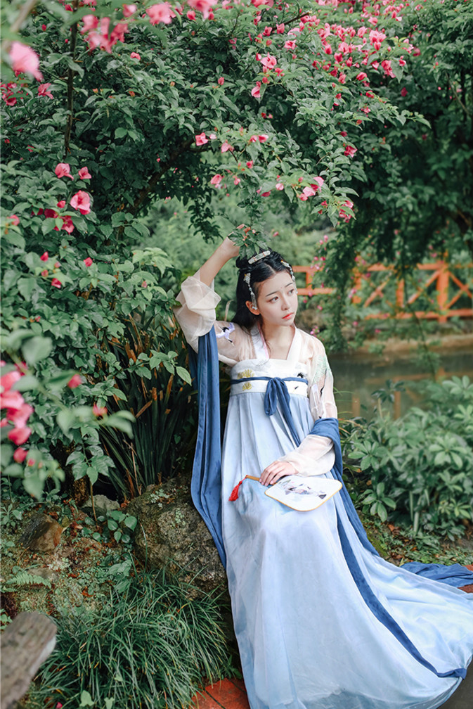 簡約版對(duì)襟上襦齊胸襦裙?jié)h服