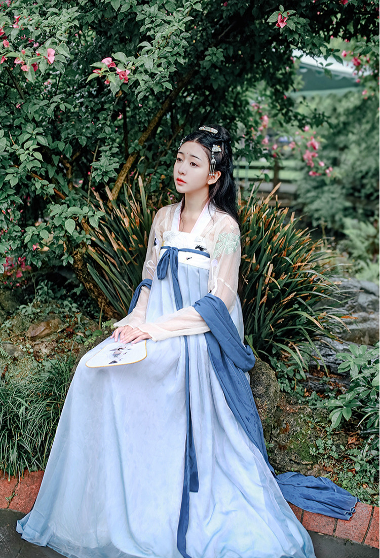 簡約版對(duì)襟上襦齊胸襦裙?jié)h服