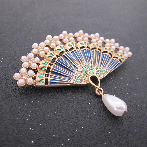 福連文苑扇子烤漆珍珠水鉆復(fù)古鏤空胸針