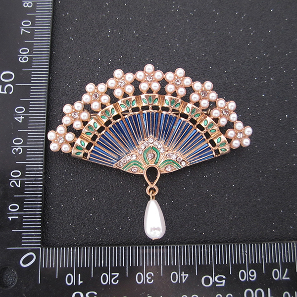 福連文苑扇子烤漆珍珠水鉆復(fù)古鏤空胸針