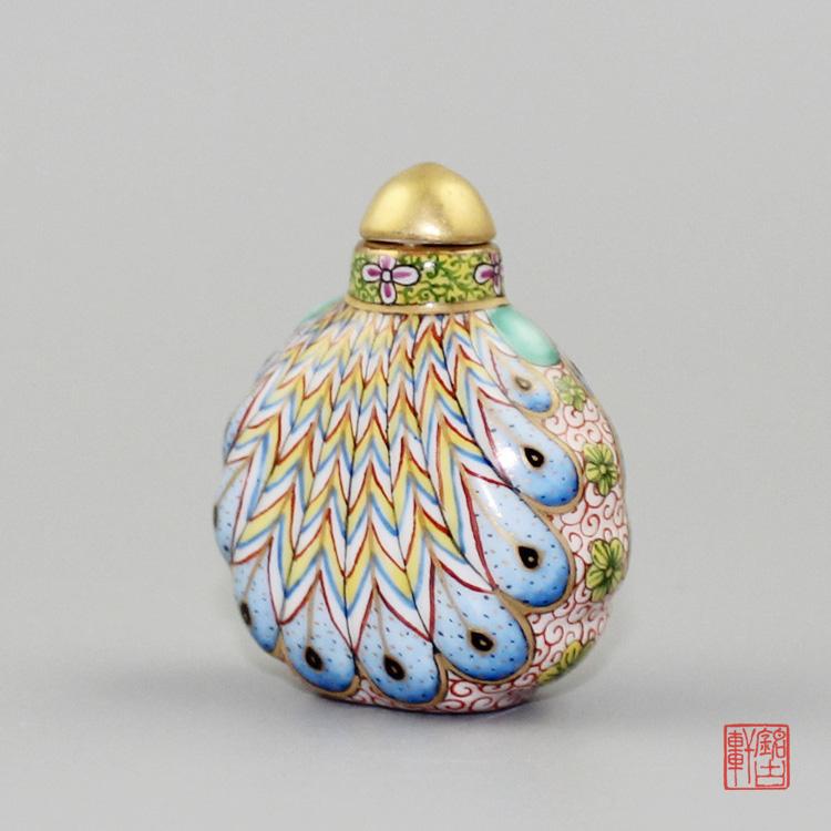 孔雀開屏手工描金粉彩陶瓷鼻煙壺