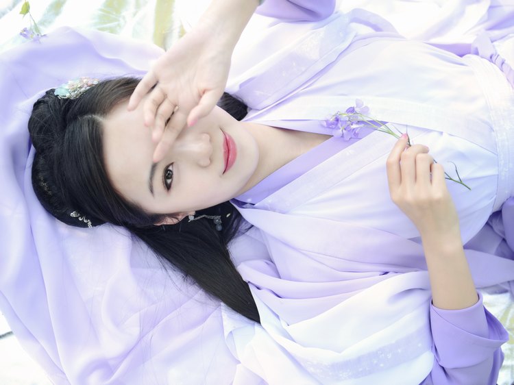高貴典雅薰衣草色漢服古裝美女圖片