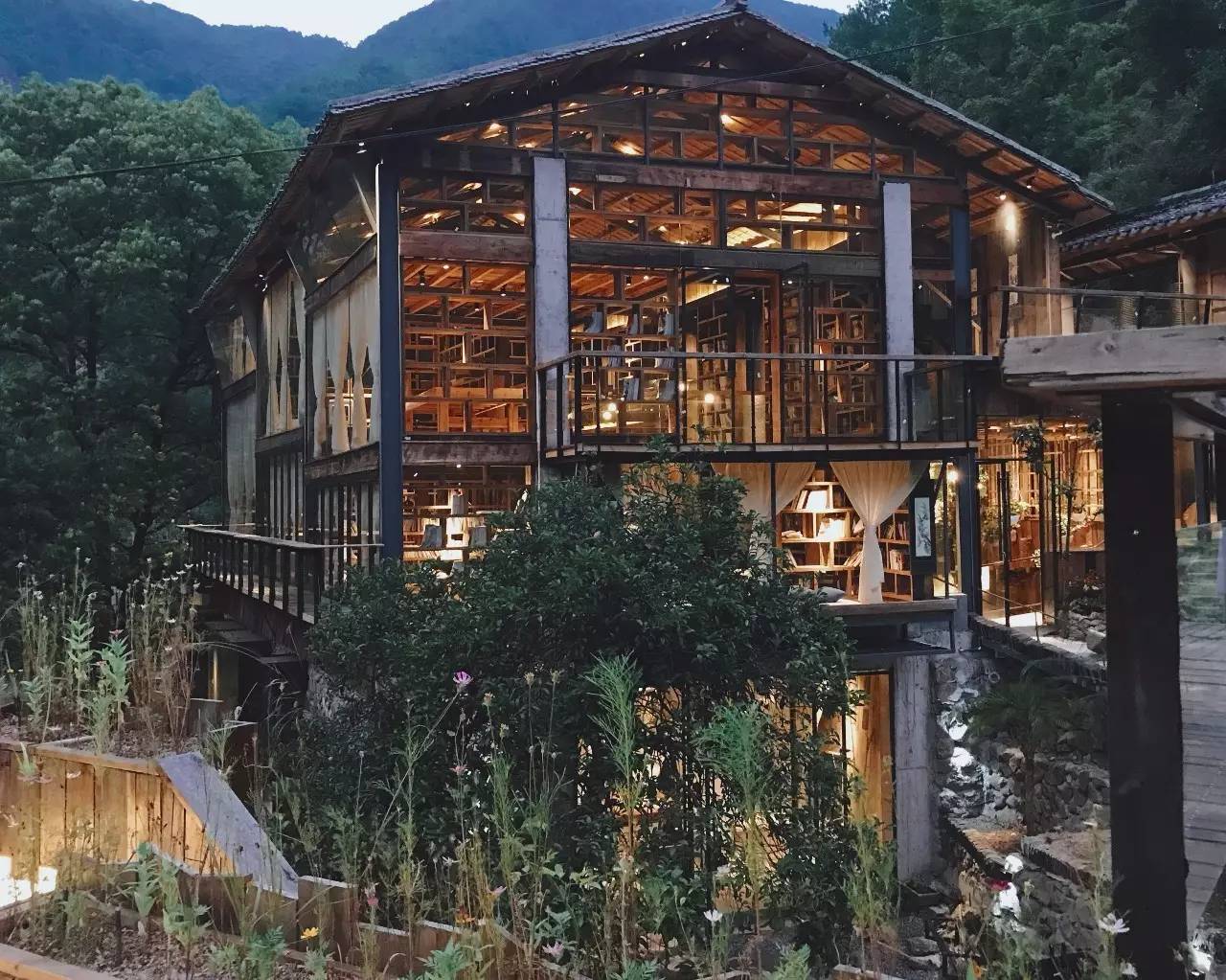 尋·尋客棧，一家超大藏書閣民宿設(shè)計