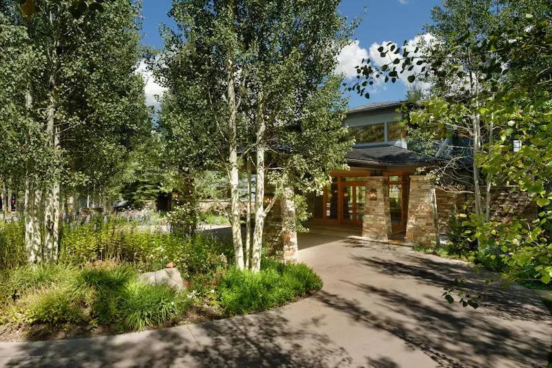 裝修設計，用石頭和木材建的豪宅