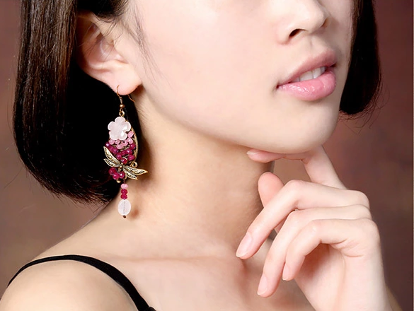 復古典雅蝴蝶浮雕首飾粉水晶耳墜耳環(huán)