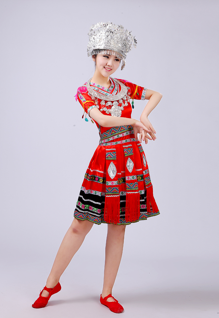 苗族土家族少數(shù)民族服裝圖片