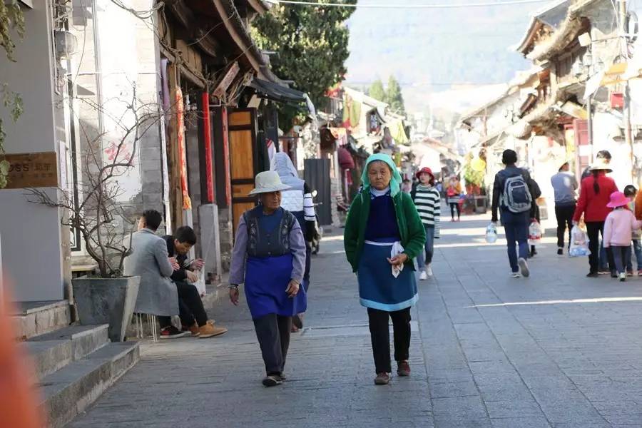 大理既下山，天光云影共徘徊