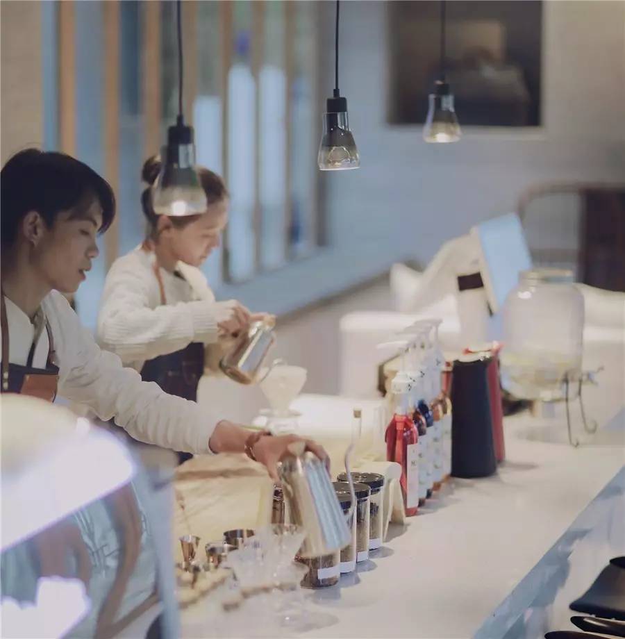 大理既下山，天光云影共徘徊