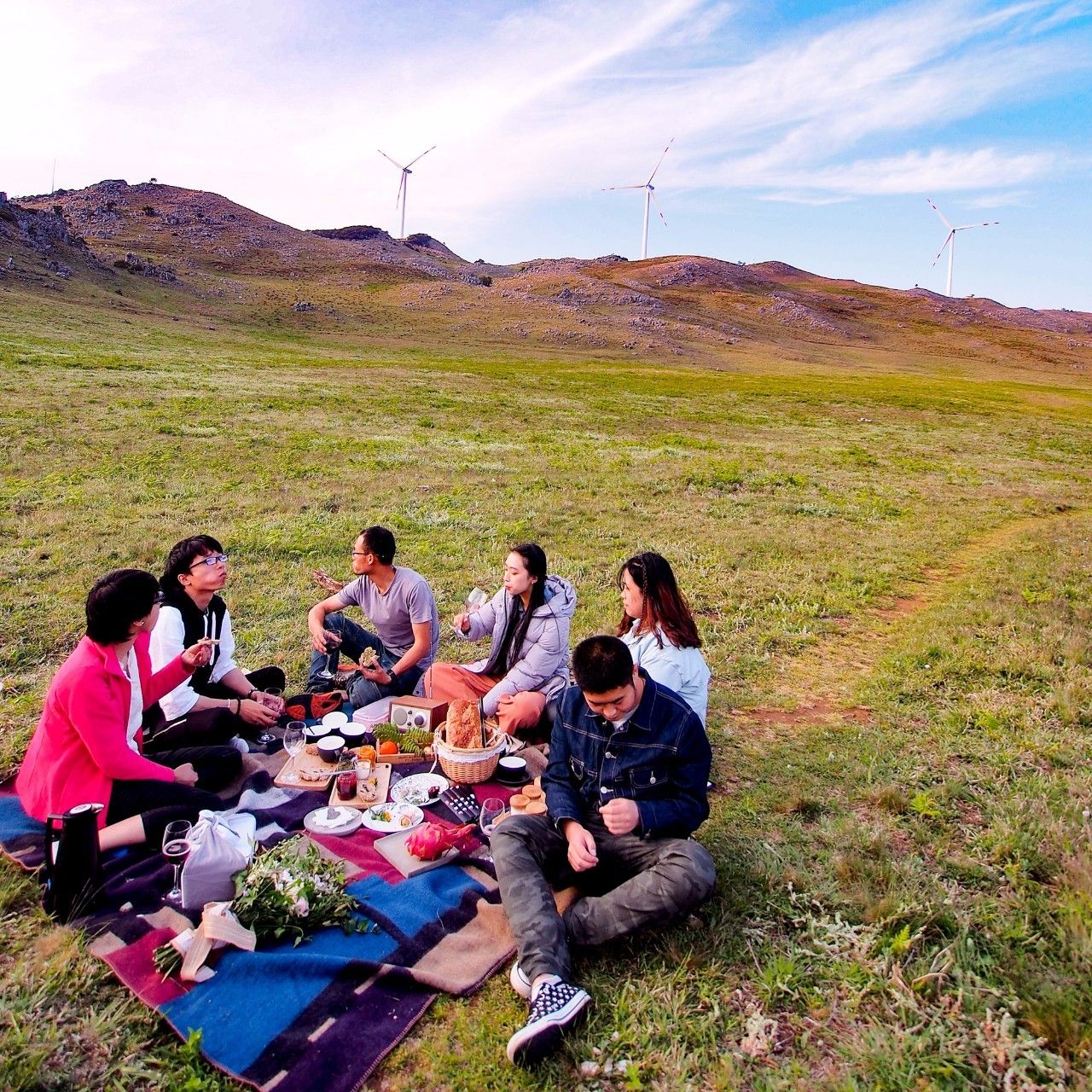 大理既下山，天光云影共徘徊