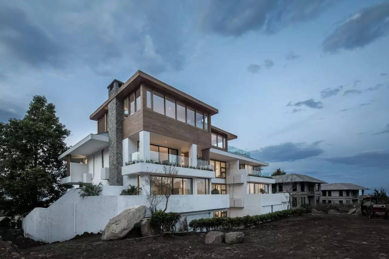 大理既下山，天光云影共徘徊