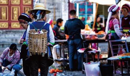 大理既下山，天光云影共徘徊