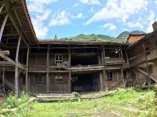 如隱·小佐居，半入溪水半入云