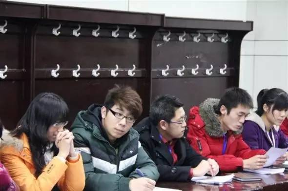 如隱·小佐居，半入溪水半入云