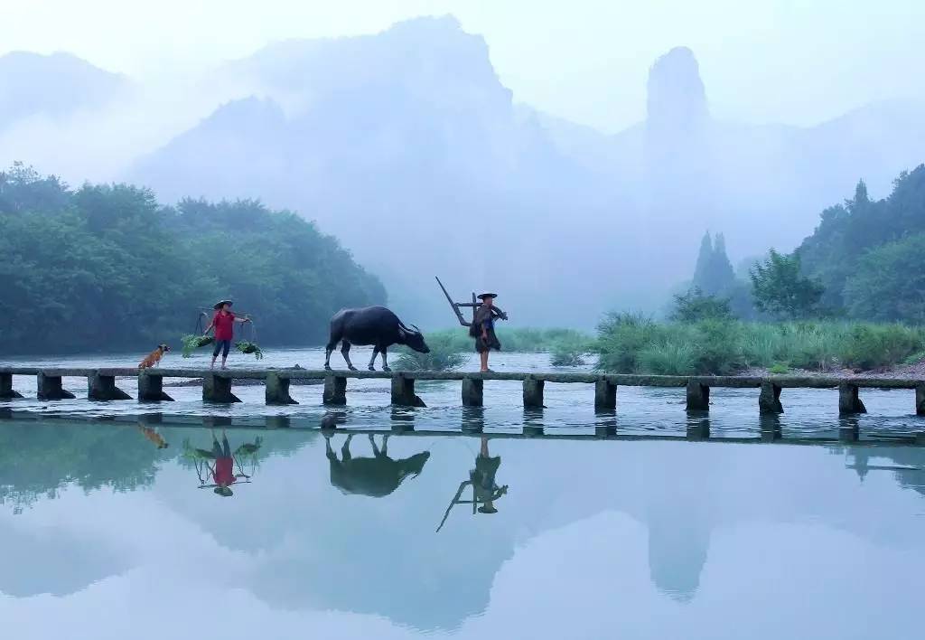 如隱·小佐居，半入溪水半入云