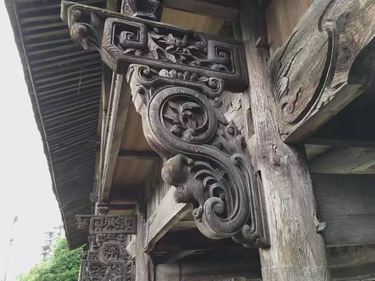 如隱·小佐居，半入溪水半入云