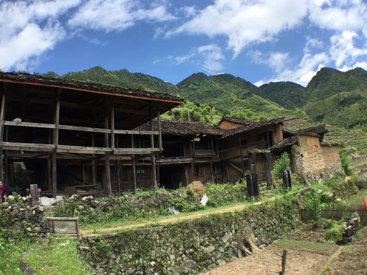 如隱·小佐居，半入溪水半入云