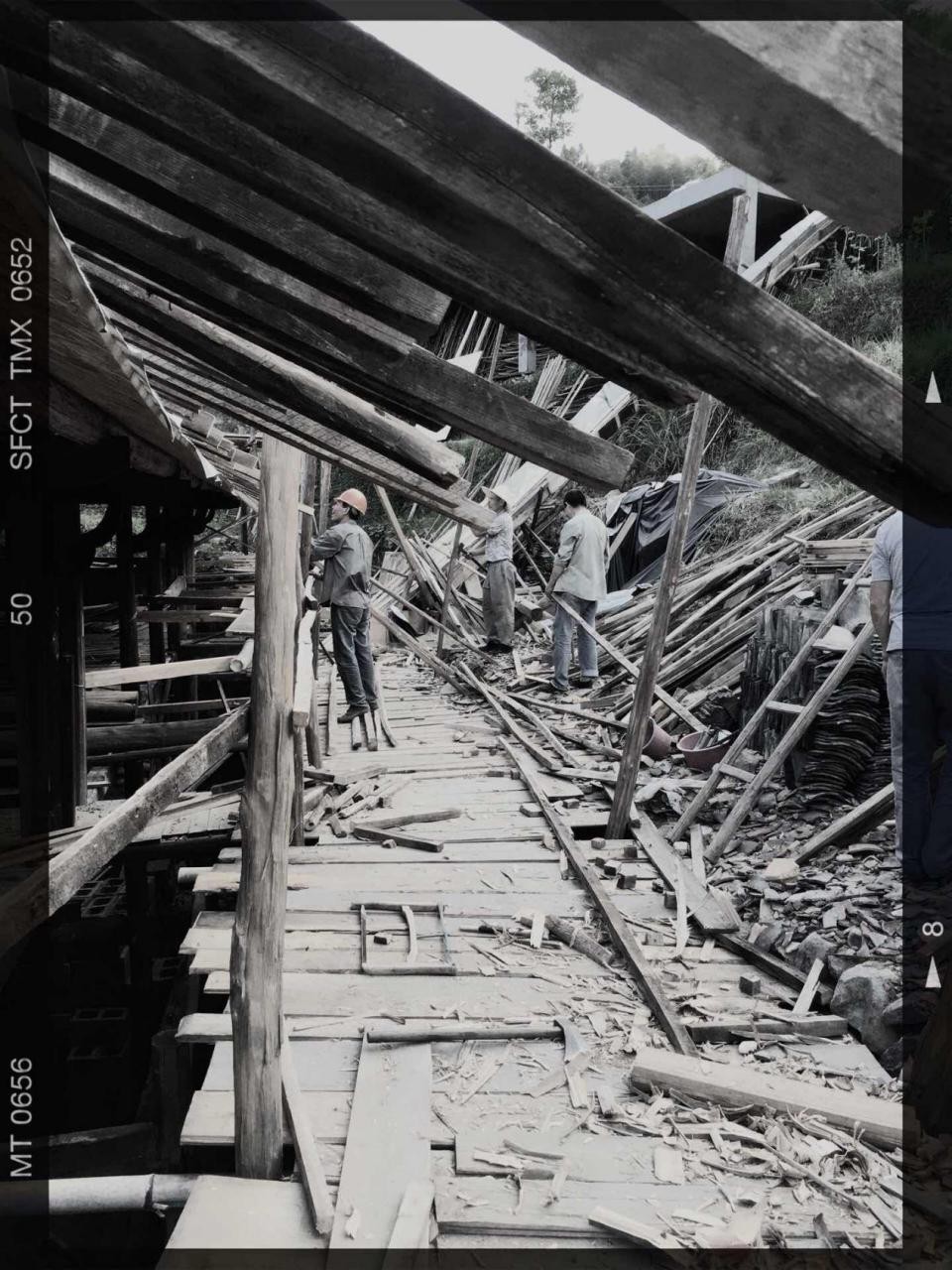 如隱·小佐居，半入溪水半入云