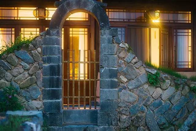 如隱·小佐居，半入溪水半入云