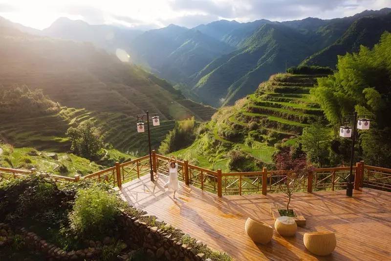 如隱·小佐居，半入溪水半入云