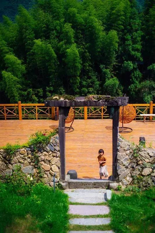 如隱·小佐居，半入溪水半入云