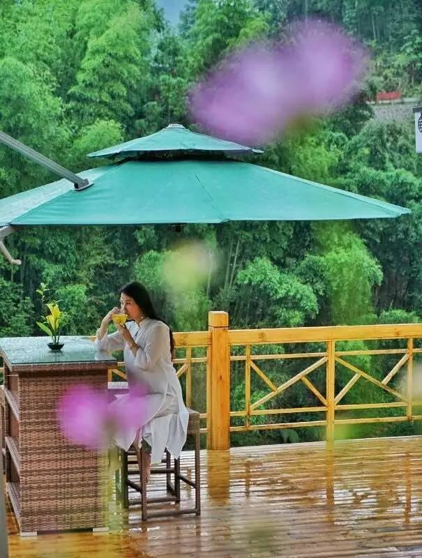 如隱·小佐居，半入溪水半入云